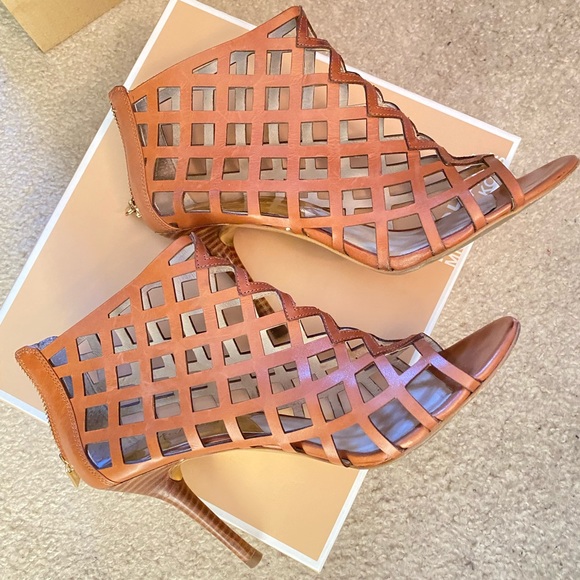 MICHAEL KORS - YVONNE BOOTIE - COLOR: LUGGAGE - Picture 2 of 7